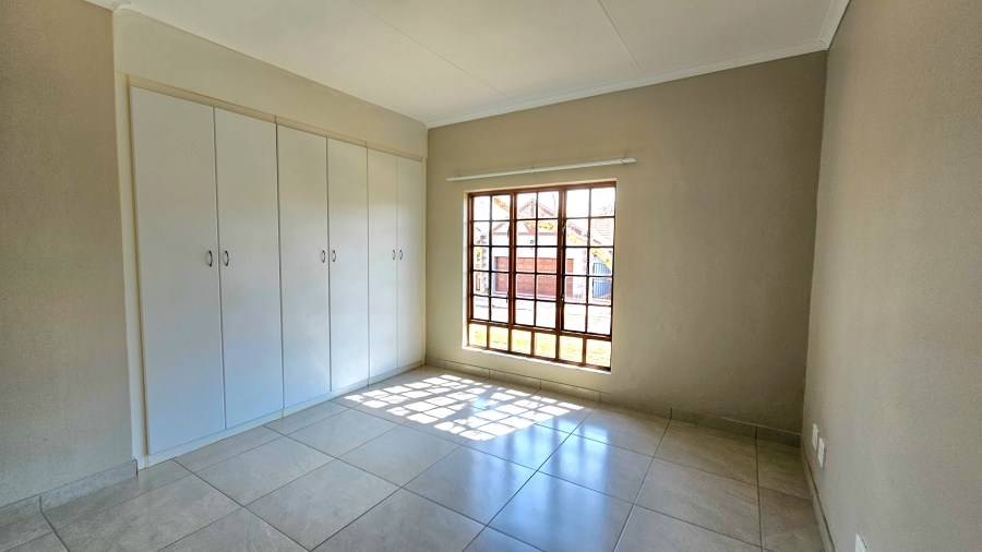 To Let 3 Bedroom Property for Rent in Meerhof North West